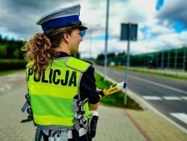 Zostawiła dziecko w aucie i poszła na zakupy. Pomogła policjantka na wolnym